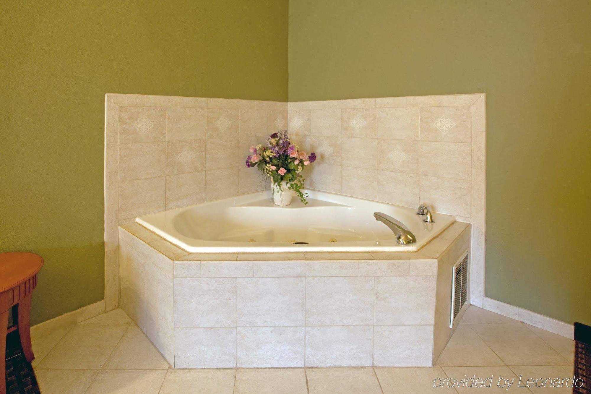 Holiday Inn Express & Suites Charlotte Arpt-Belmont By Ihg Habitación foto