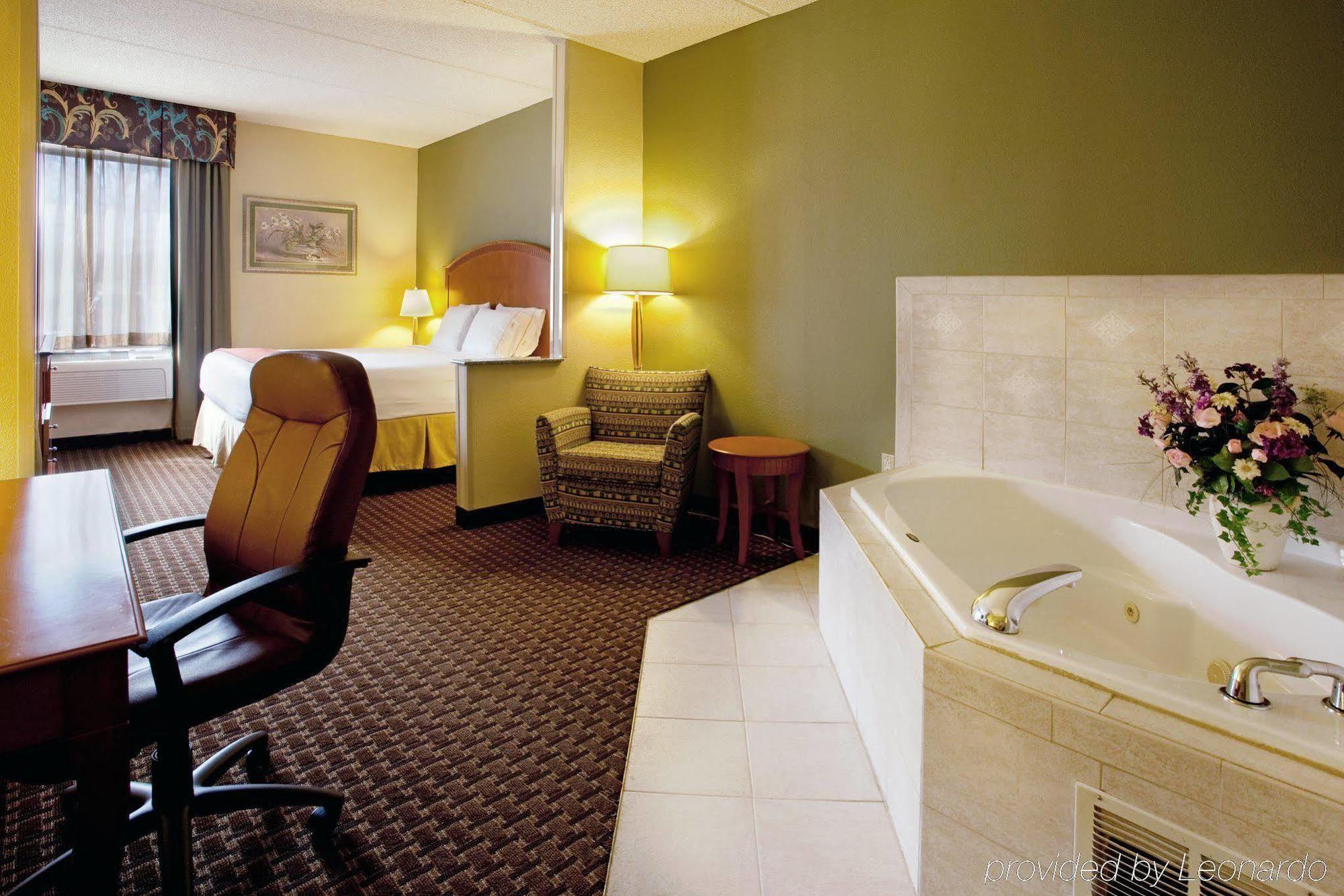 Holiday Inn Express & Suites Charlotte Arpt-Belmont By Ihg Habitación foto